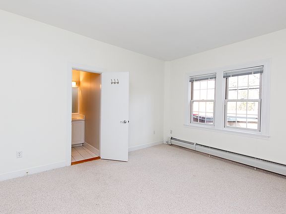 Master Bedroom w/En Suite Bath