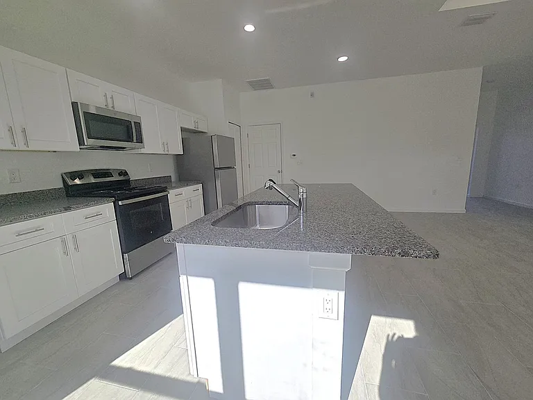 940 Sterling St E — Photo 13