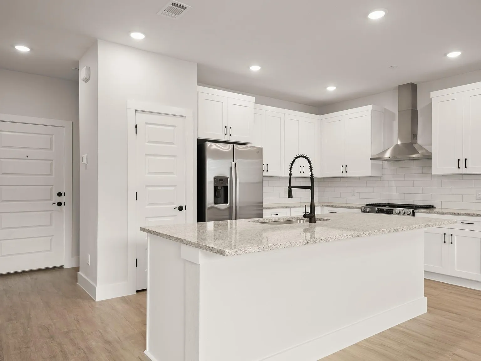 4 bed, 2.5 bath, 1964 sqft, $3,734 — Photo 4