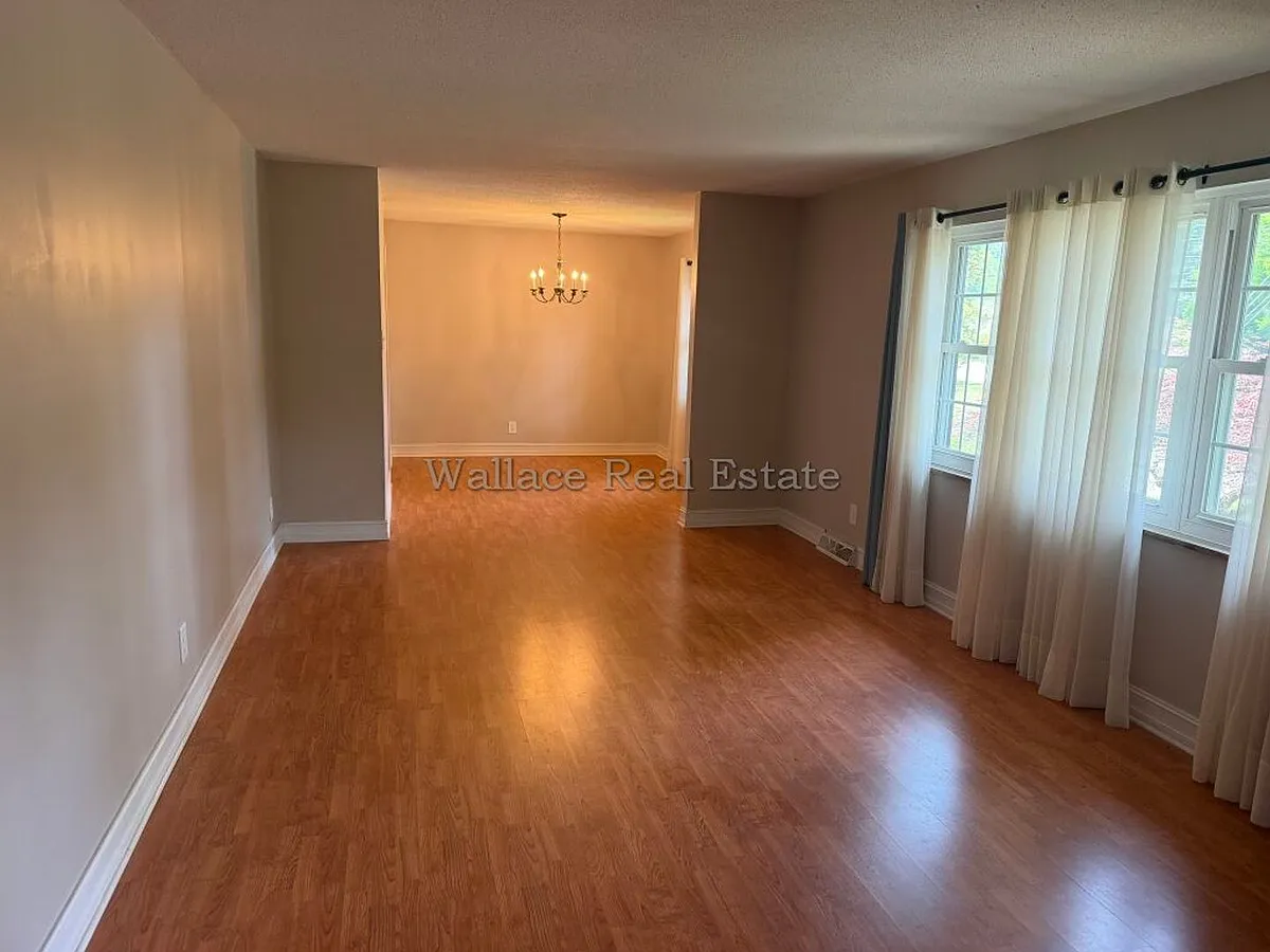 Building Photo - 721 E Meadecrest Dr