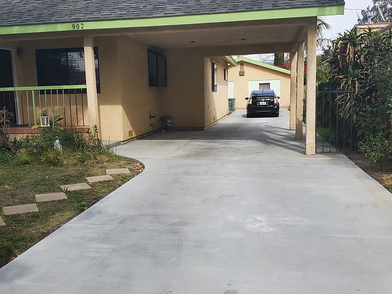 902 N Pass Ave — Photo 2