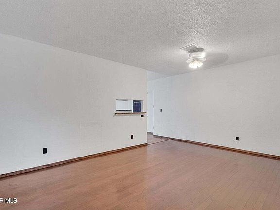 2nd image of 2857 Castle Hill Cir
