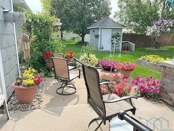 5th image of 202 Frontier St