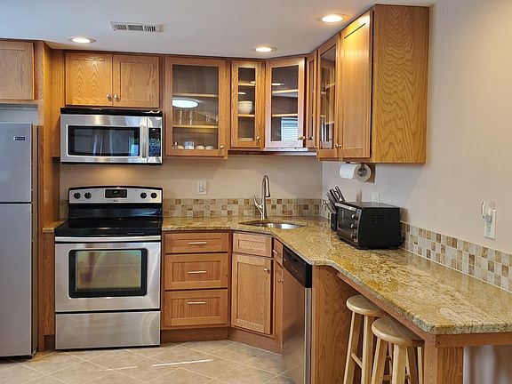4th image of 150 N Elm St #2