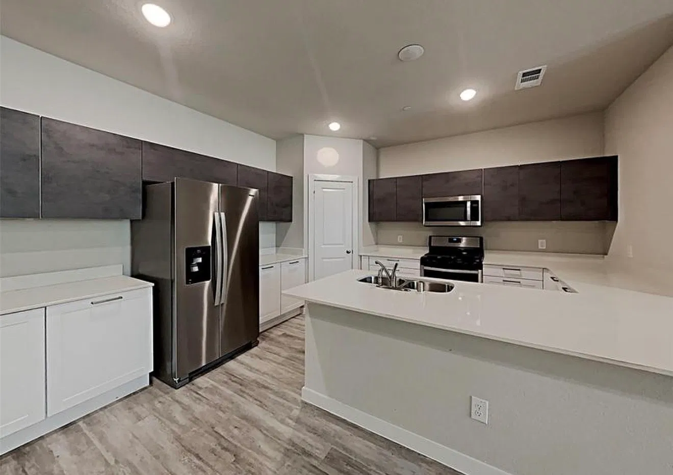 4 bed, 2.5 bath, 1900 sqft, $2,200 — Photo 1