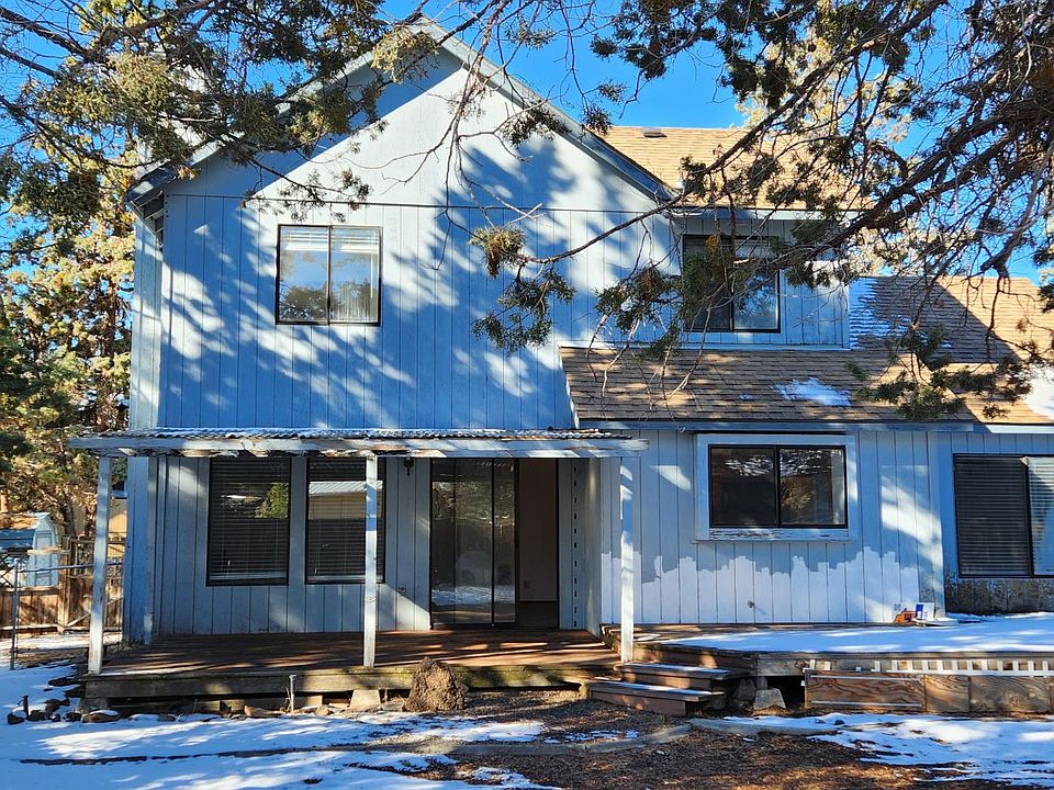Private and spacious backyard, with large deck, all fenced in, perfect for dogs.