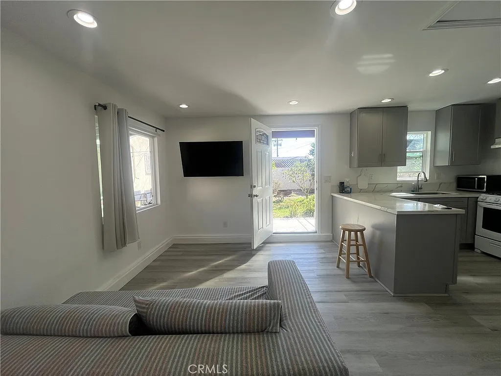 Studio, 580 sqft, $2,000 — Photo 2