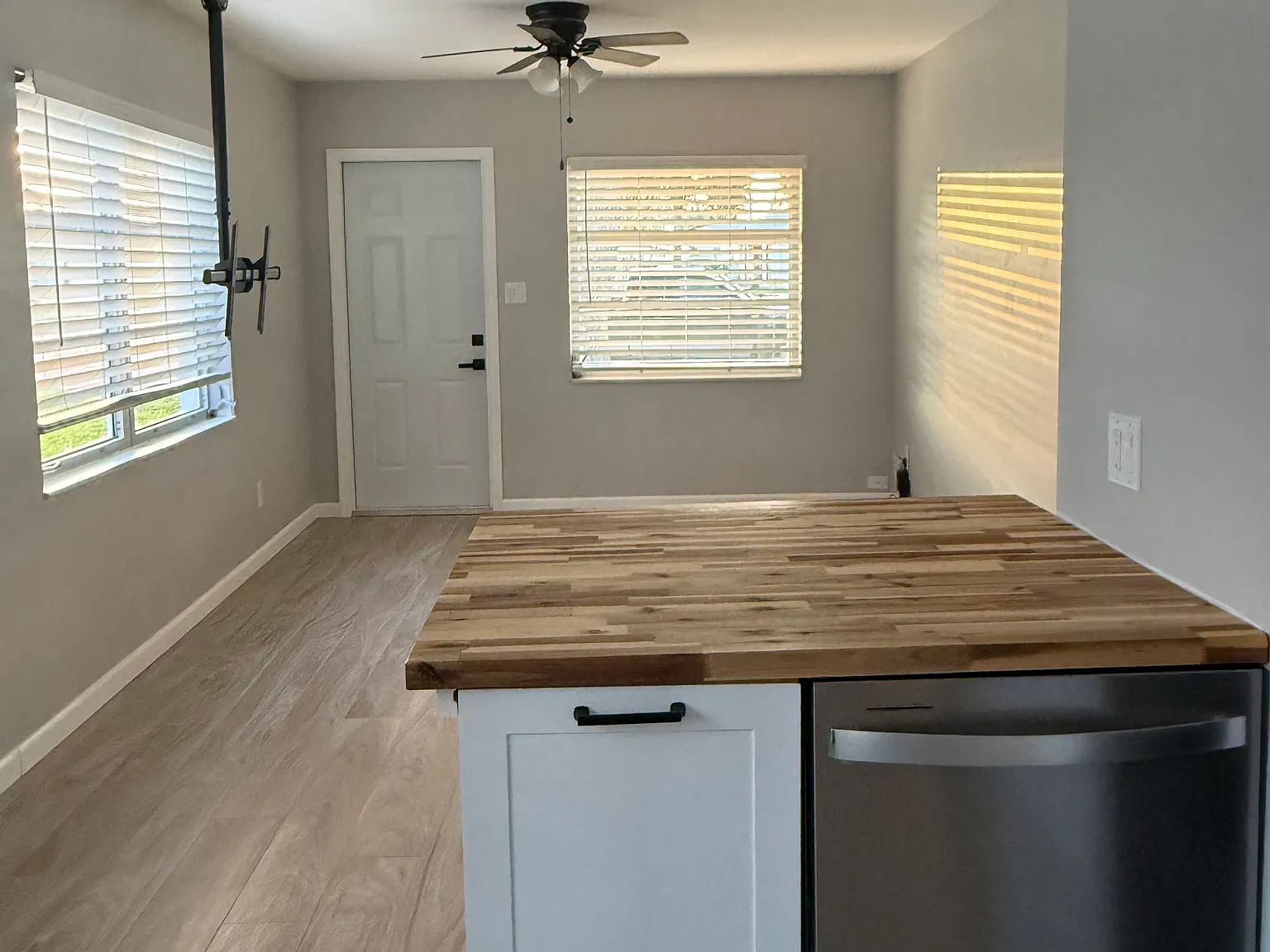 2 bed, 650 sqft, $2,350 — Photo 3