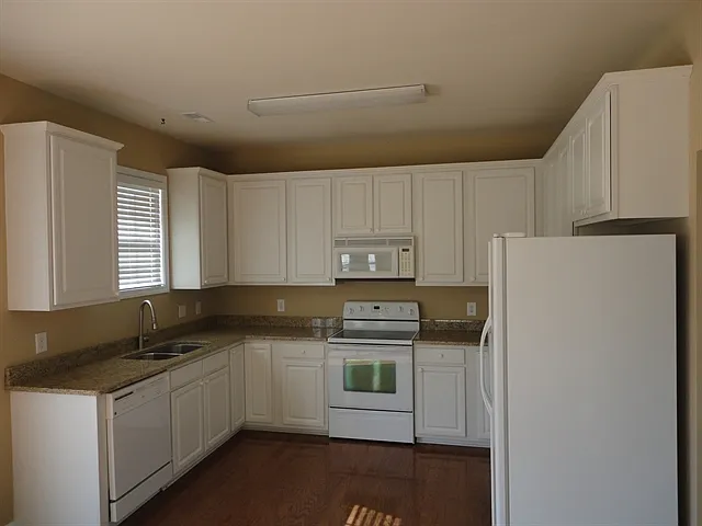 10 Canso St — Photo 2
