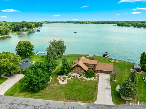 300 Lake Point Dr, Lake Odessa, MI 48849