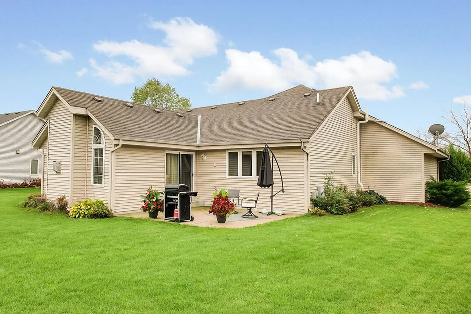 W174N10148 Tanglewood Dr photo 1