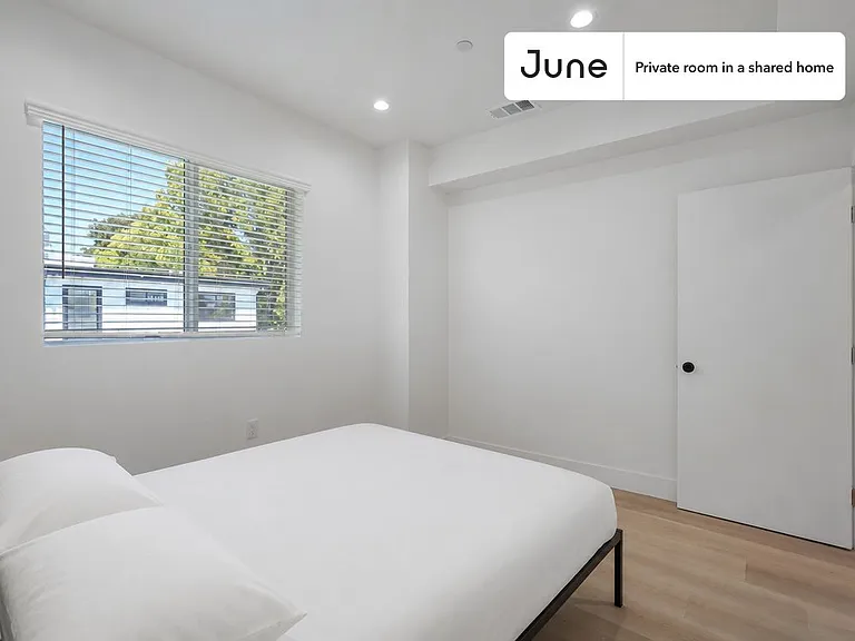 1321 N June St #C — Photo 1