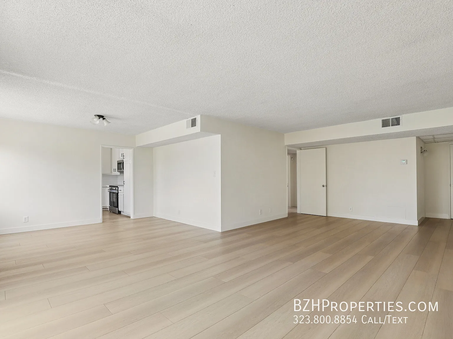 Top Floor Beverly Grove 2 Bedroom with Balcony and Parking — Photo 3