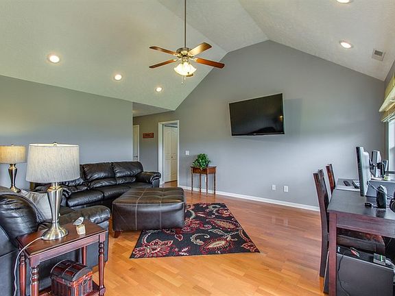 5th image of 107 Emma Ct