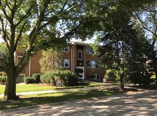 755 Dulles Rd APT D, Des Plaines, IL 60016