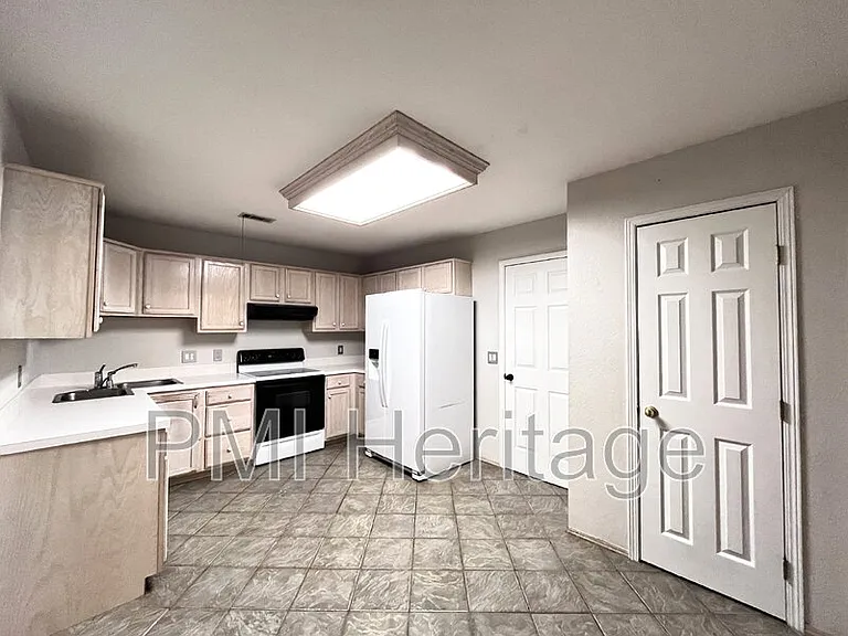 886 N Daisy Ln — Photo 7