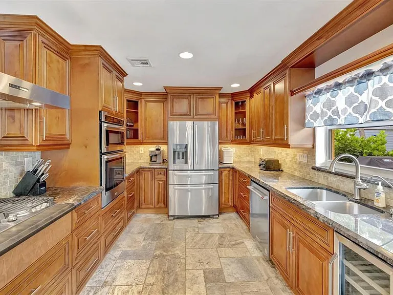 925 NE 25th Ave — Photo 10