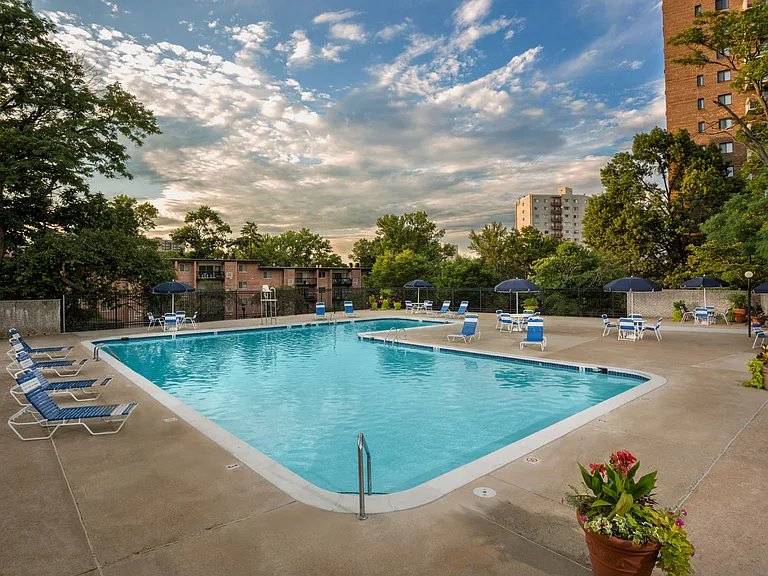 London Park Towers Apartments — Photo 10