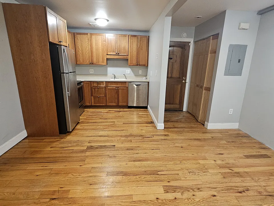 28 E Grand Ave #B01