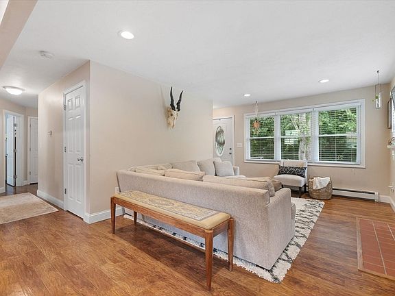 3rd image of 19 Richard Ave