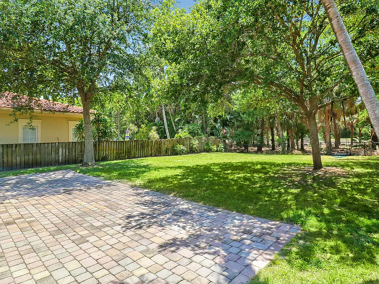 112 Dunmore Dr — Photo 20