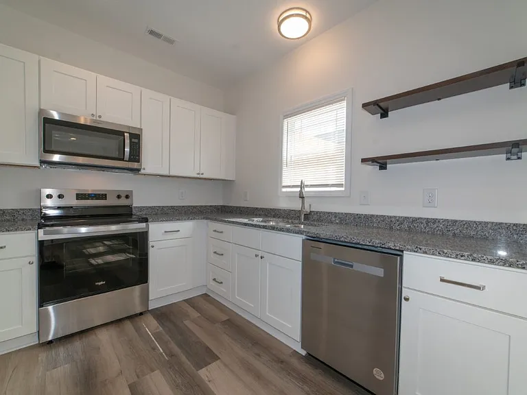 Midway Townhome — Photo 12