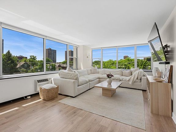 4th image of 4250 N Marine Dr APT 435