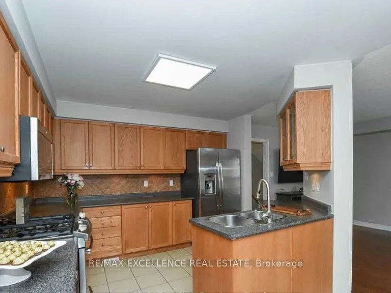 17 Fallstar Cres — Photo 5