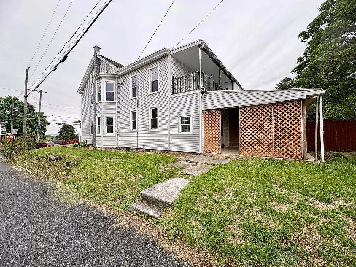 Building Photo - 21 Maple St