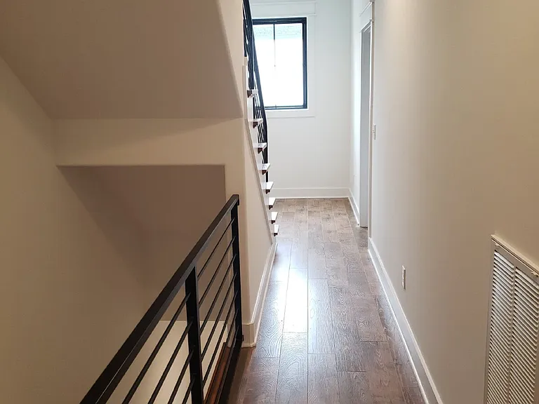909 E State St — Photo 31