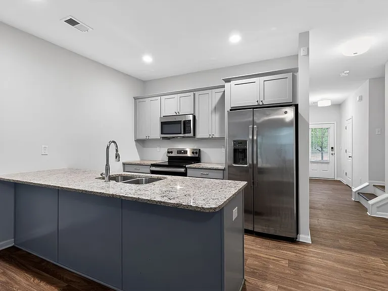 3122 Meadowstone Ln SW — Photo 2