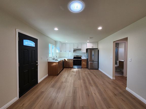 4th image of 1836 N Sacramento Ave #B