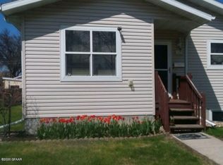 904 Sunset Dr, Grand Forks, ND 58201