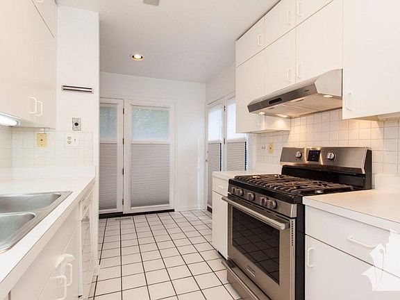 4th image of 2300 N Lakewood Ave #25104