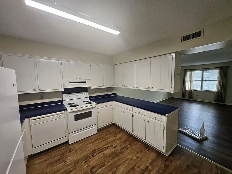102 Cedar Ct #B — Photo 4