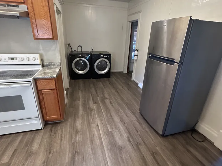 220 NW 4th St — Photo 8