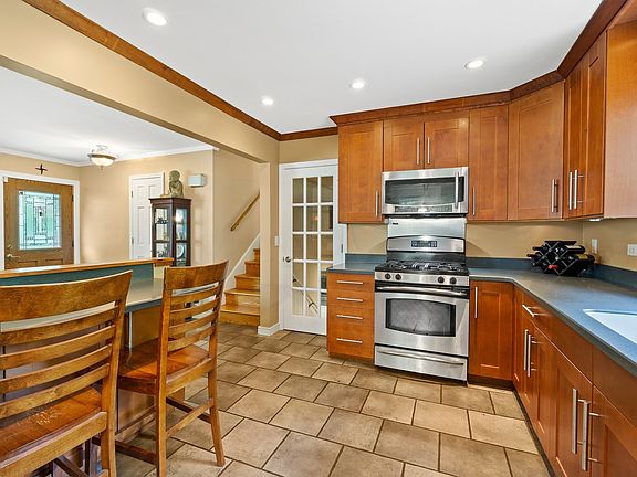 4th image of 139 Sandalwood Dr