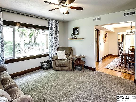 5th image of 433 E 5th St