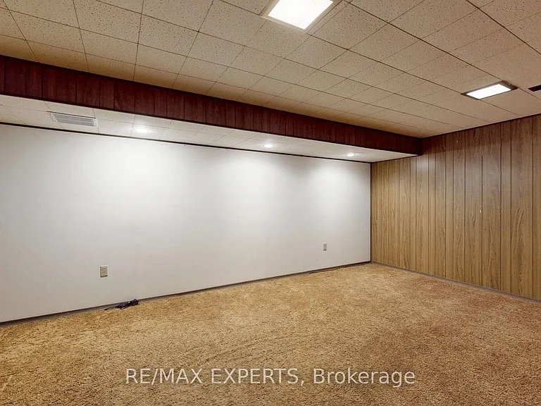 187 Cassandra Blvd — Photo 32