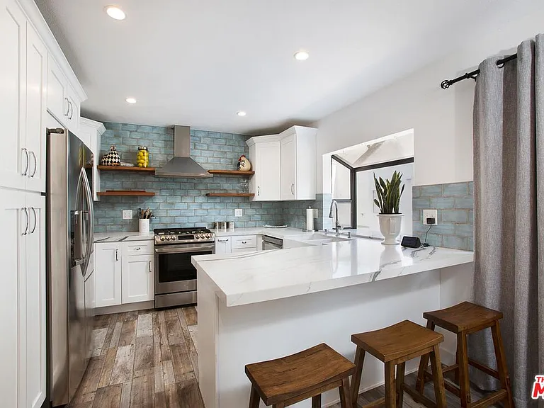 18755 Hatteras St #16 — Photo 9