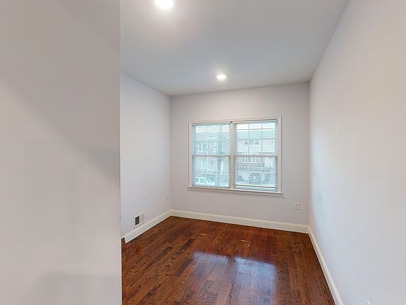4th image of 40 Corbin Ave #1