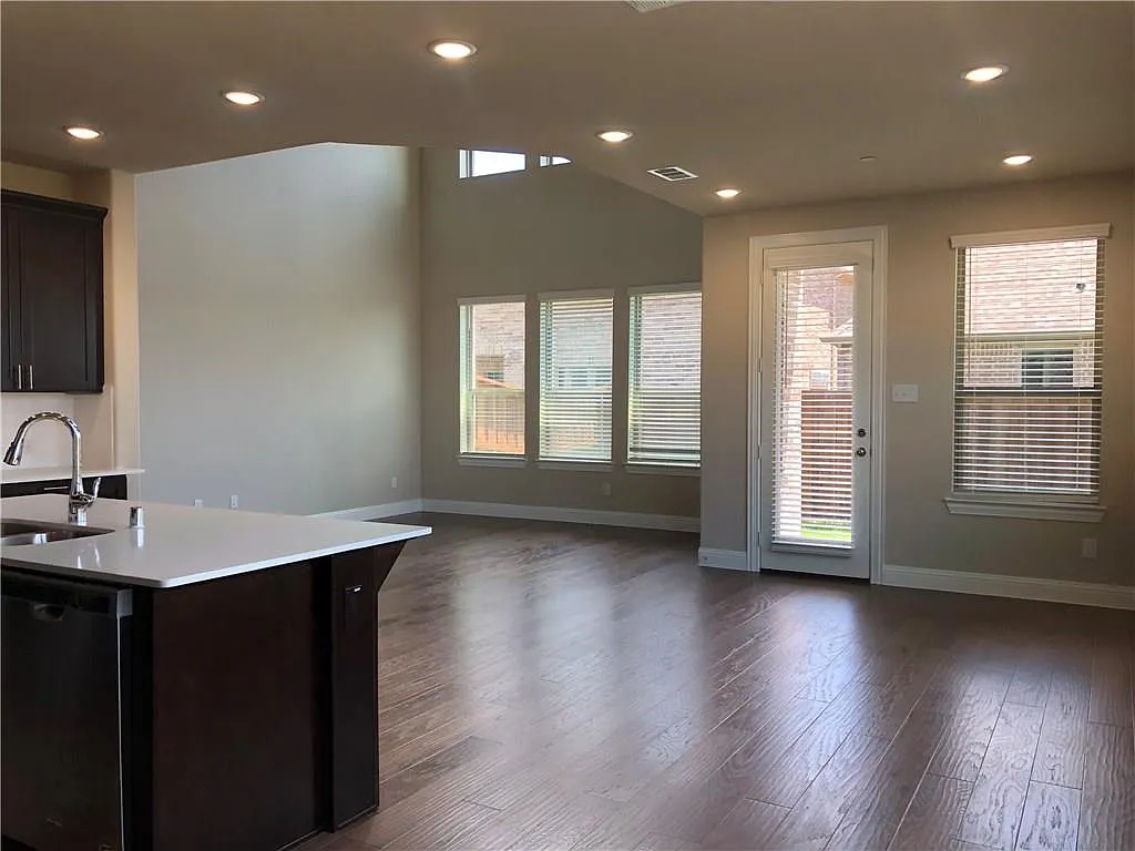 3 bed, 2.5 bath, 1975 sqft, $3,095 — Photo 4