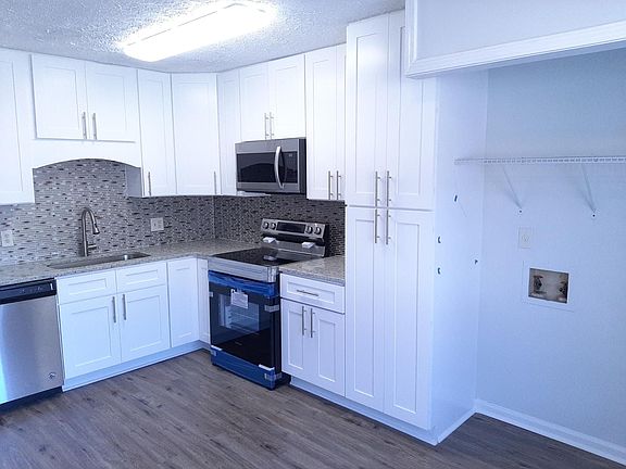 Kitchen: Soft-Closed Cabinets