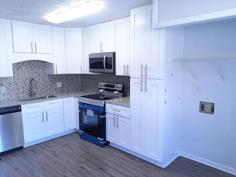 Kitchen: Soft-Closed Cabinets