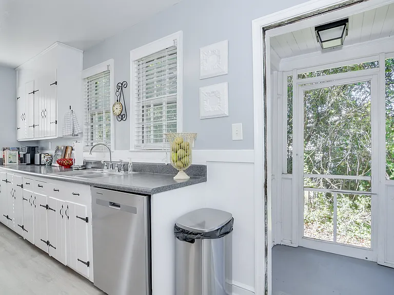 2631 Oakland Ave — Photo 40
