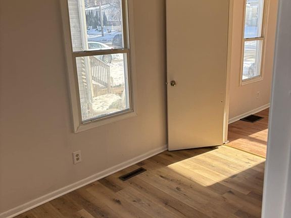 5th image of 1318 Benton St
