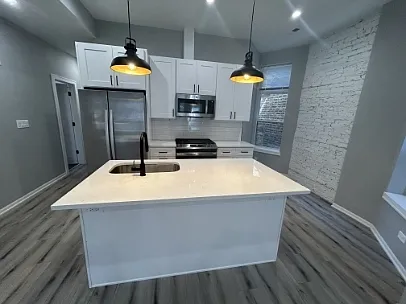 1647 N Fairfield Ave — Photo 2