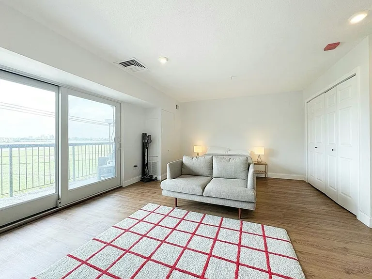 133 Commander Shea Blvd — Photo 5
