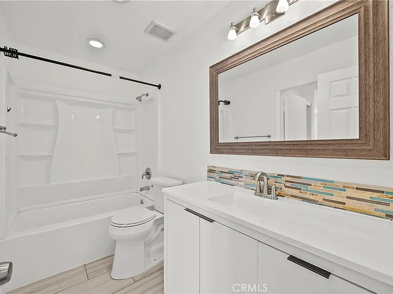 22117 Burbank Blvd #5 — Photo 35