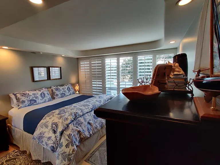 Bedroom with king size bed